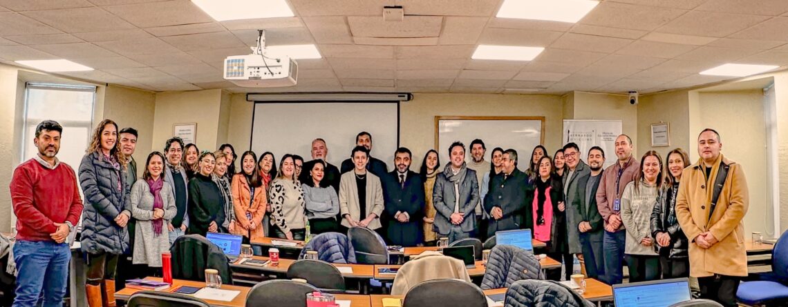 El equipo de Directores de Escuela de la Universidad Bernardo O'Higgins posan juntos celebrando la exitosa jornada